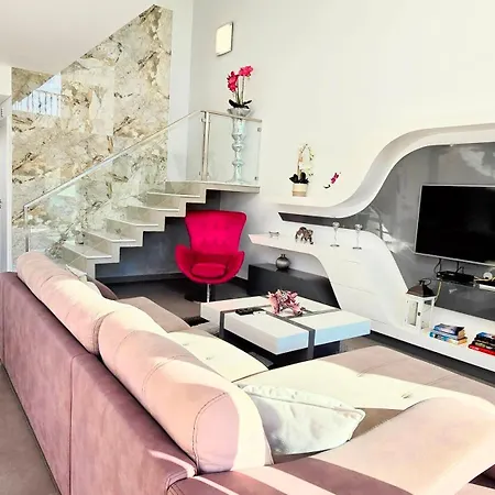 Modern Design Villa *